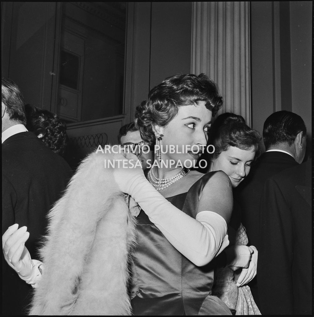 Giovanna Lomazzi nel foyer del Teatro alla Scala in occasione della serata inaugurale della stagione lirica 1957-1958 con l'opera "Un ballo in maschera", di Giuseppe Verdi, diretta da Gianandrea Gavazzeni con la regia di Margherita Wallmann