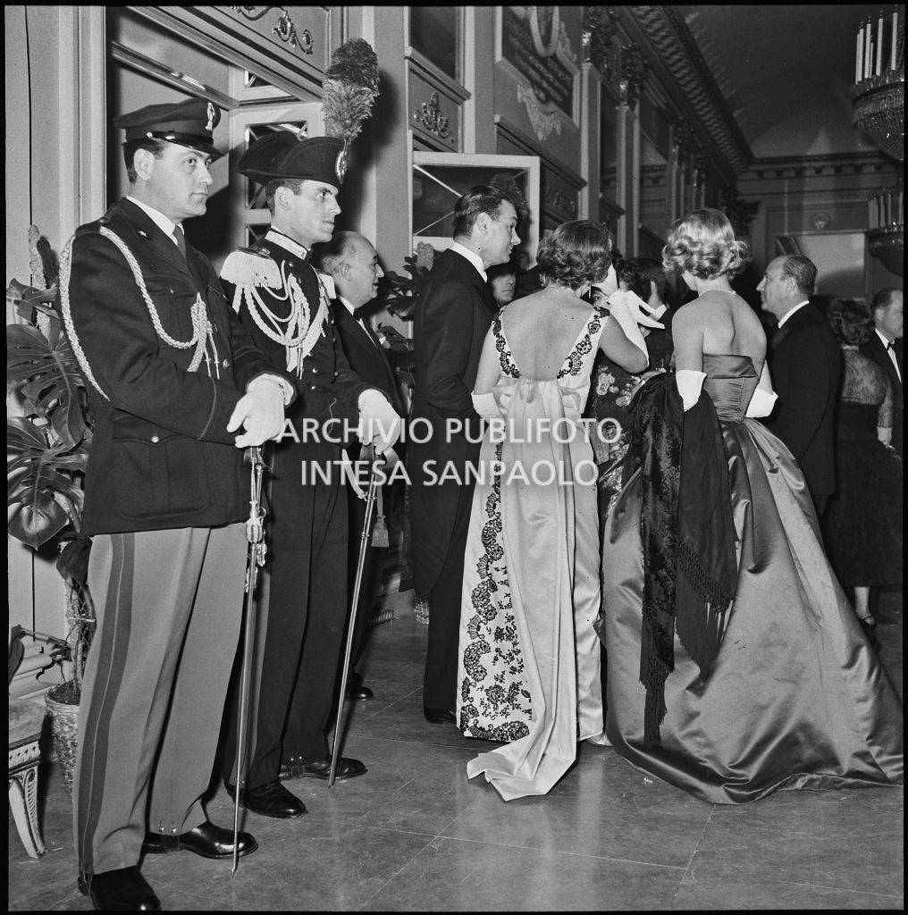 Spettatori nel foyer del Teatro alla Scala in occasione della serata inaugurale della stagione lirica 1957-1958 con l'opera "Un ballo in maschera", di Giuseppe Verdi, diretta da Gianandrea Gavazzeni con la regia di Margherita Wallmann