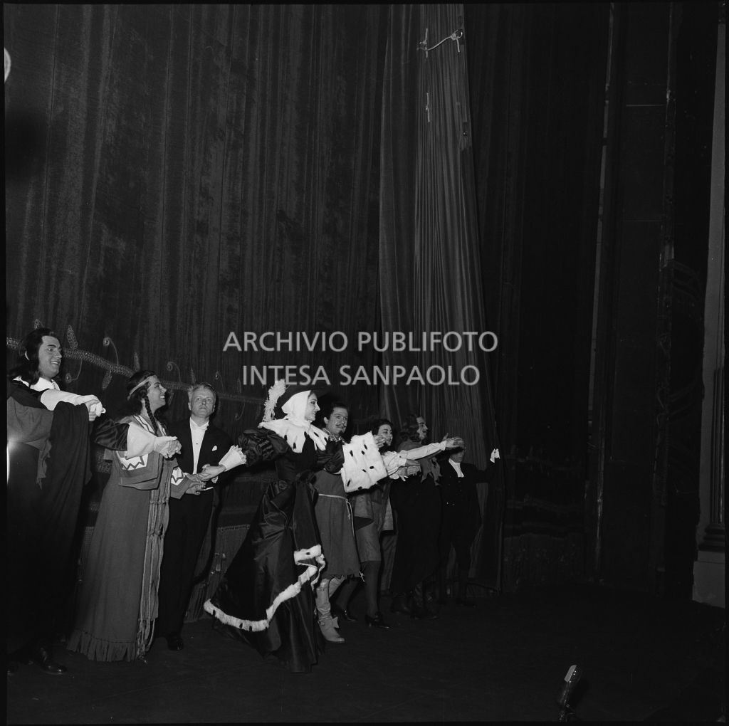 Gli artisti e il direttore d'orchestra Gianandrea Gavazzeni sul palcoscenico del Teatro alla Scala al termine della rappresentazione dell'opera "Un ballo in maschera", di Giuseppe Verdi, diretta da Gianandrea Gavazzeni con la regia di Margherita Wallmann, che inaugura della stagione lirica 1957-1958