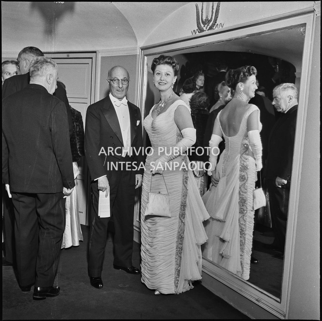 L'ambasciatore americano James David Zellerbach e la figlia al Teatro alla Scala in occasione della serata inaugurale della stagione lirica 1957-1958 con l'opera "Un ballo in maschera", di Giuseppe Verdi, diretta da Gianandrea Gavazzeni con la regia di Margherita Wallmann