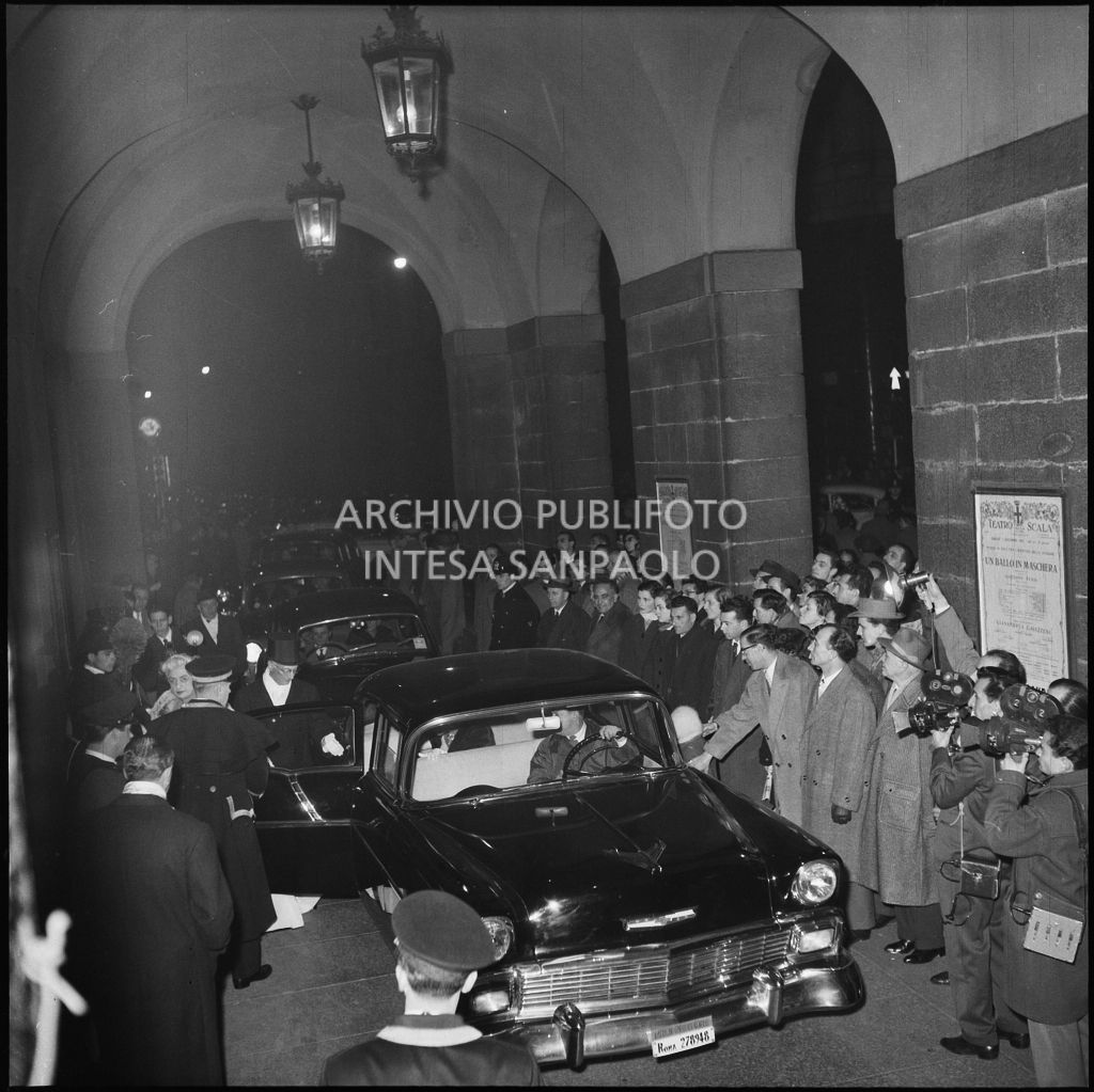 Arrivo degli spettatori al Teatro alla Scala in occasione della serata inaugurale della stagione lirica 1957-1958 con l'opera "Un ballo in maschera", di Giuseppe Verdi, diretta da Gianandrea Gavazzeni con la regia di Margherita Wallmann
