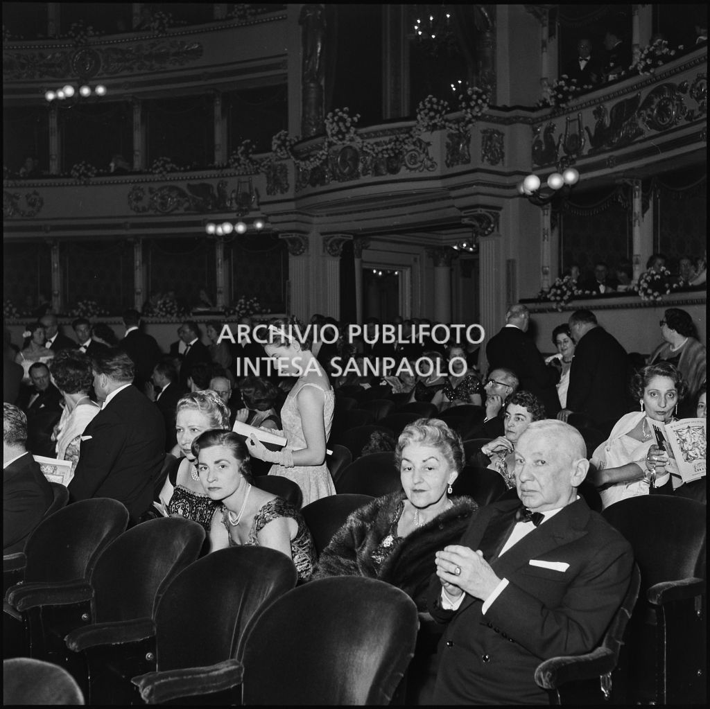 Vista sulla platea del Teatro alla Scala, gremita di gente, in occasione della serata inaugurale della stagione lirica 1957-1958 con l'opera "Un ballo in maschera", di Giuseppe Verdi, diretta da Gianandrea Gavazzeni con la regia di Margherita Wallmann