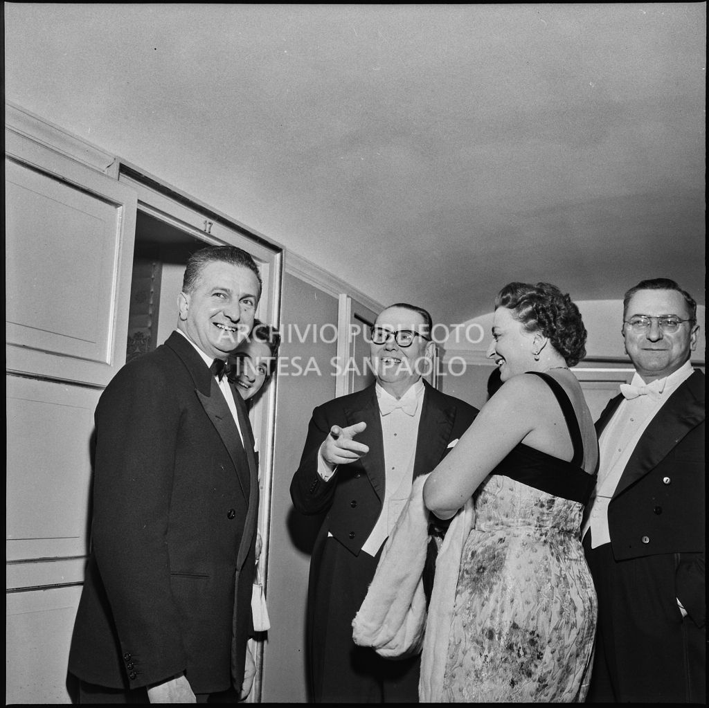 Spettatori al Teatro alla Scala in occasione della serata inaugurale della stagione lirica 1957-1958 con l'opera "Un ballo in maschera", di Giuseppe Verdi, diretta da Gianandrea Gavazzeni con la regia di Margherita Wallmann