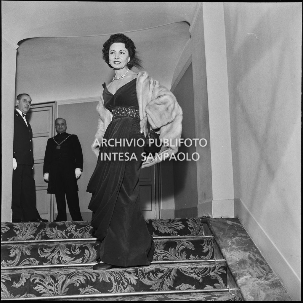 La baronessa Bianca Maria Hubner al Teatro alla Scala in occasione della serata inaugurale della stagione lirica 1957-1958 con l'opera "Un ballo in maschera", di Giuseppe Verdi, diretta da Gianandrea Gavazzeni con la regia di Margherita Wallmann