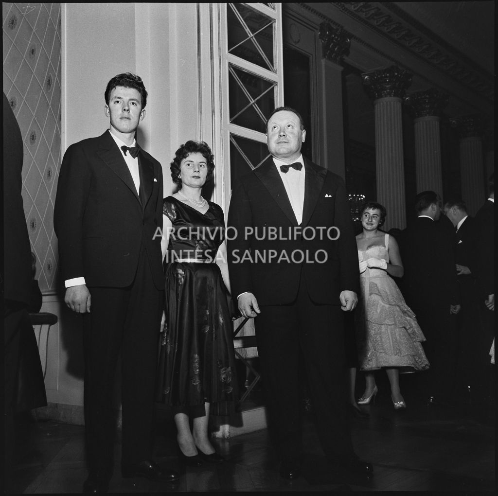 Spettatori nel foyer del Teatro alla Scala in occasione della serata inaugurale della stagione lirica 1957-1958 con l'opera "Un ballo in maschera", di Giuseppe Verdi, diretta da Gianandrea Gavazzeni con la regia di Margherita Wallmann