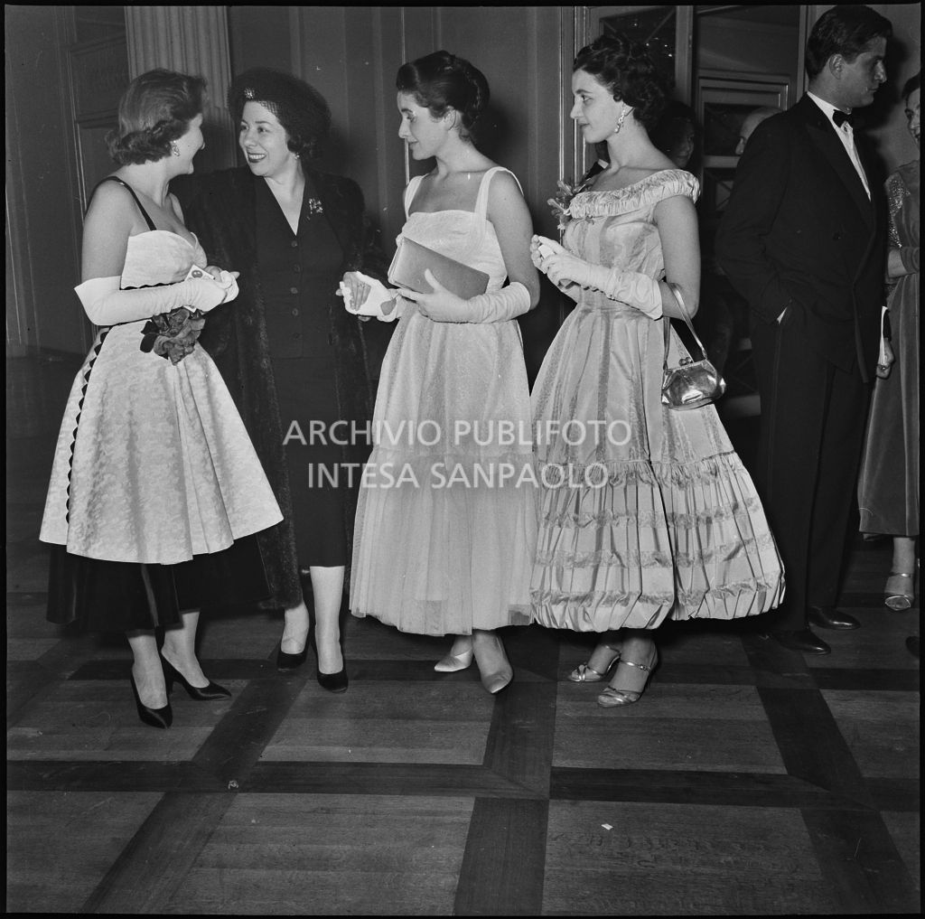 Il soprano Giulietta Simionato, Stellina e Antonia Magri, nipoti di Antonio Ghiringhelli, e un'altra spettatrice nel foyer del teatro alla Scala in occasione della serata inaugurale della stagione lirica 1957-1958 con l'opera "Un ballo in maschera", di Giuseppe Verdi, diretta da Gianandrea Gavazzeni con la regia di Margherita Wallmann