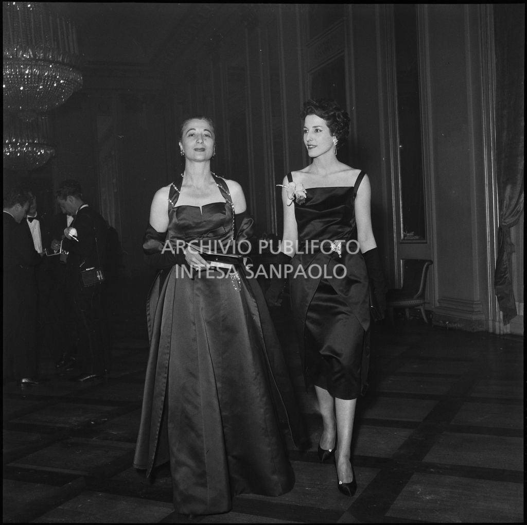 Due spettatrici nel foyer del Teatro alla Scala in occasione della serata inaugurale della stagione lirica 1957-1958 con l'opera "Un ballo in maschera", di Giuseppe Verdi, diretta da Gianandrea Gavazzeni con la regia di Margherita Wallmann