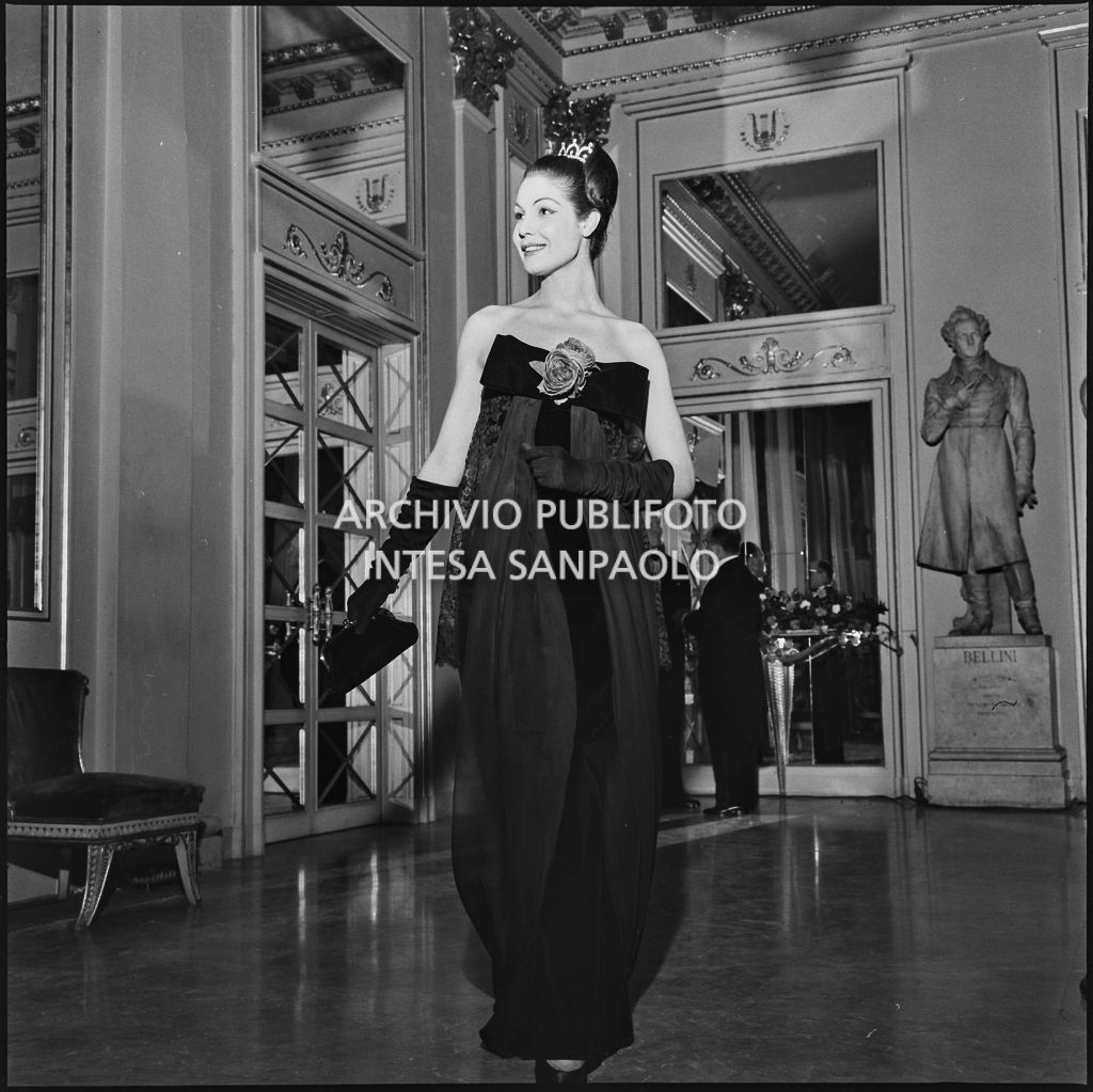 Eletta Polvani nel foyer del Teatro alla Scala in occasione della serata inaugurale della stagione lirica 1957-1958 con l'opera "Un ballo in maschera", di Giuseppe Verdi, diretta da Gianandrea Gavazzeni con la regia di Margherita Wallmann