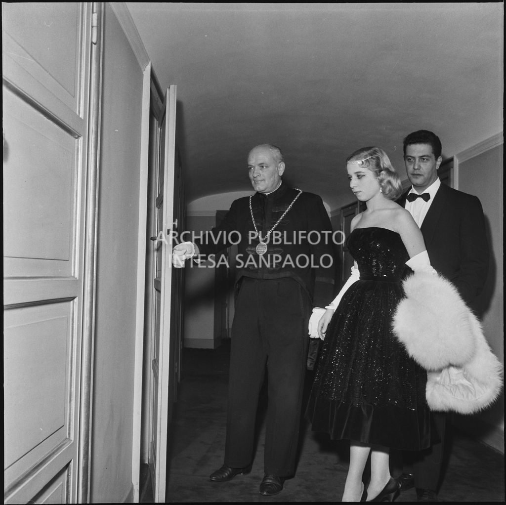 La contessina Carla Nani Mocenigo e il regista Franco Enriquez al Teatro alla Scala in occasione della serata inaugurale della stagione lirica 1957-1958 con l'opera "Un ballo in maschera", di Giuseppe Verdi, diretta da Gianandrea Gavazzeni con la regia di Margherita Wallmann