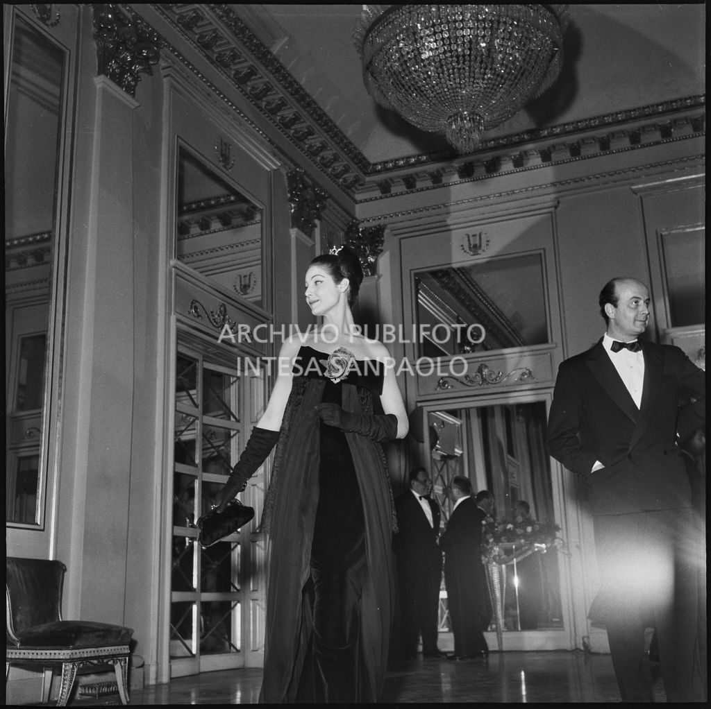 Eletta Polvani nel foyer del Teatro alla Scala in occasione della serata inaugurale della stagione lirica 1957-1958 con l'opera "Un ballo in maschera", di Giuseppe Verdi, diretta da Gianandrea Gavazzeni con la regia di Margherita Wallmann