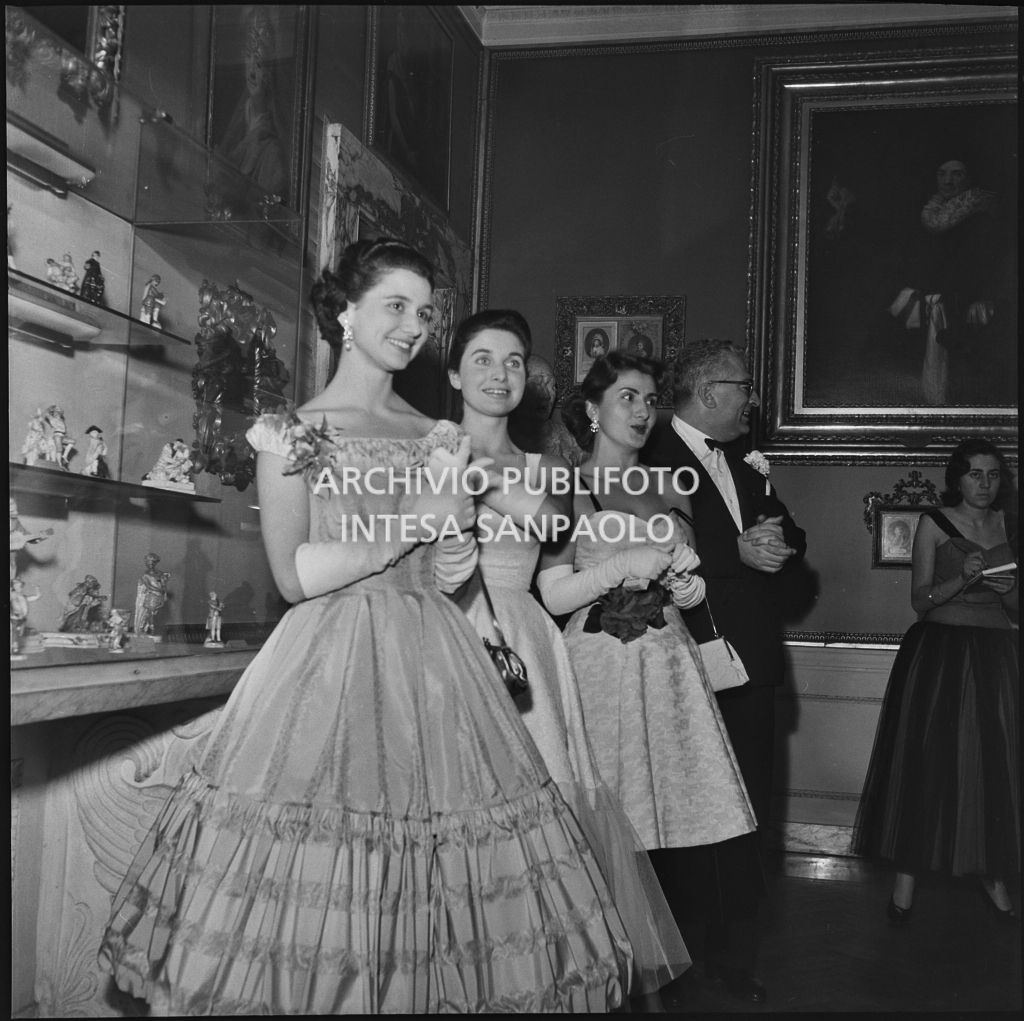 Stellina e Antonia Magri, nipoti di Antonio Ghiringhelli, con altri spettatori nel museo del Teatro alla Scala in occasione della serata inaugurale della stagione lirica 1957-1958 con l'opera "Un ballo in maschera", di Giuseppe Verdi, diretta da Gianandrea Gavazzeni con la regia di Margherita Wallmann