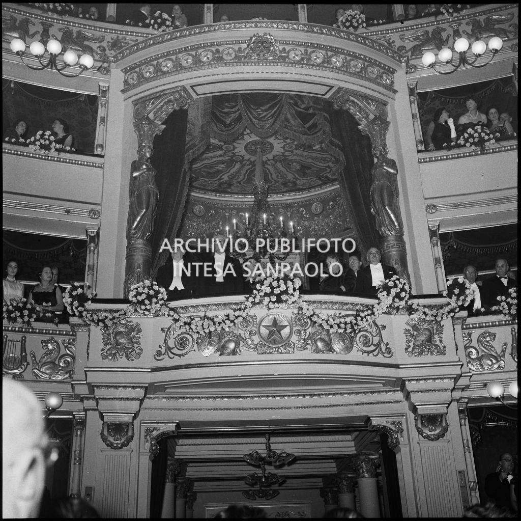 Vista sul palco reale del Teatro alla Scala con il presidente della Repubblica Giovanni Gronchi, la moglie Carla Bissatini ed altri spettatori in occasione della serata inaugurale della stagione lirica 1957-1958 con l'opera "Un ballo in maschera", di Giuseppe Verdi, diretta da Gianandrea Gavazzeni con la regia di Margherita Wallmann