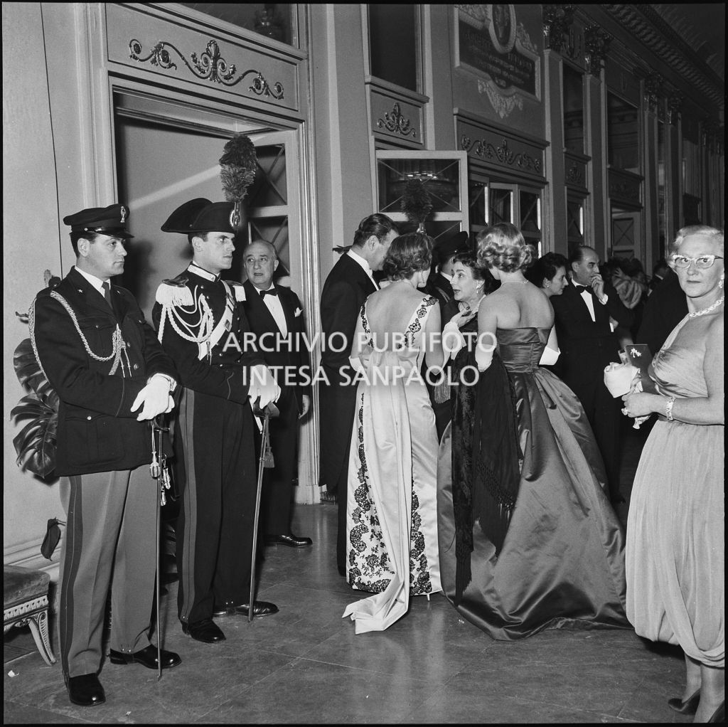 Spettatori nel foyer del Teatro alla Scala in occasione della serata inaugurale della stagione lirica 1957-1958 con l'opera "Un ballo in maschera", di Giuseppe Verdi, diretta da Gianandrea Gavazzeni con la regia di Margherita Wallmann