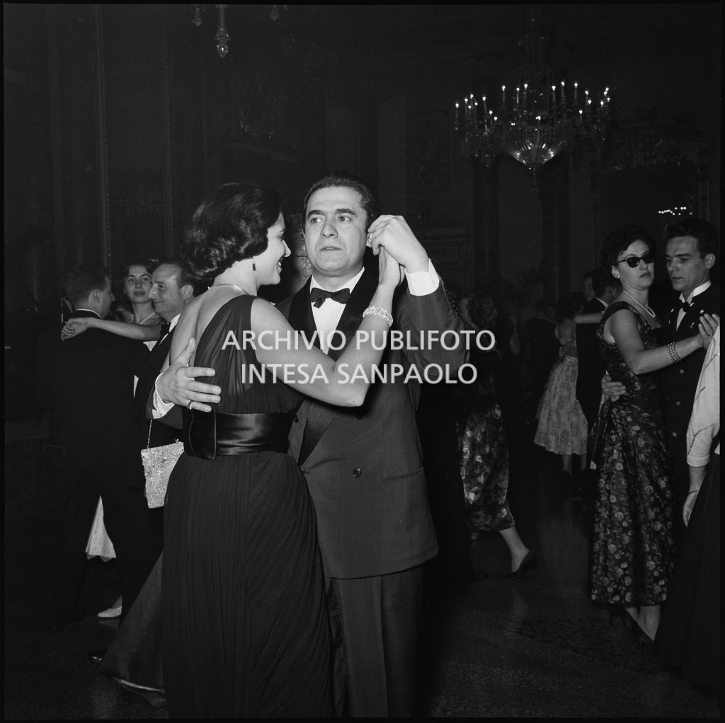 Il tenore Giuseppe Di Stefano danza con la moglie Maria Girolami dopo la rappresentazione dell'opera di Giuseppe Verdi "Un ballo in maschera", diretta da Gianandrea Gavazzeni e con la regia di Margherita Wallmann con la quale è stata inaugurata la stagione lirica 1957-1958 del Teatro alla Scala