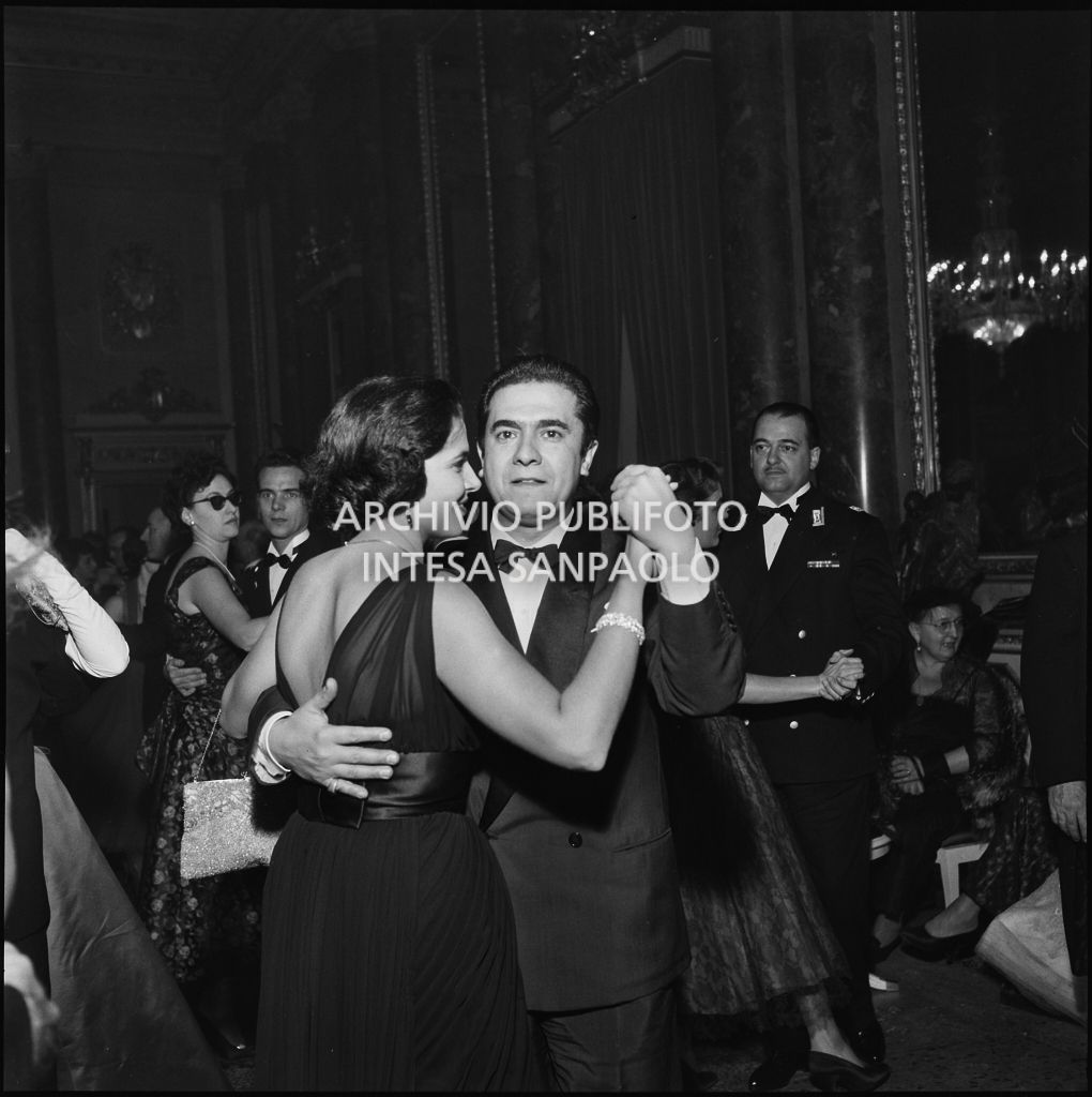 Il tenore Giuseppe Di Stefano danza con la moglie Maria Girolami dopo la rappresentazione dell'opera di Giuseppe Verdi "Un ballo in maschera", diretta da Gianandrea Gavazzeni e con la regia di Margherita Wallmann con la quale è stata inaugurata la stagione lirica 1957-1958 del Teatro alla Scala