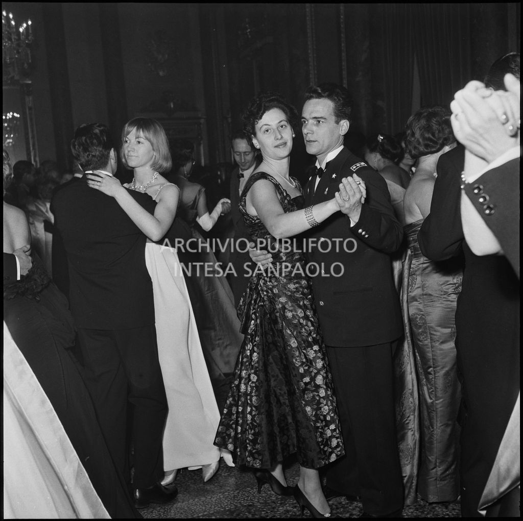 Danze dopo la rappresentazione dell'opera di Giuseppe Verdi "Un ballo in maschera", diretta da Gianandrea Gavazzeni e con la regia di Margherita Wallmann con la quale è stata inaugurata la stagione lirica 1957-1958 del Teatro alla Scala