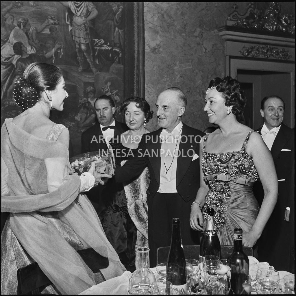 La soprano Maria Callas al ristorante dopo la rappresentazione dell'opera di Giuseppe Verdi "Un ballo in maschera", diretta da Gianandrea Gavazzeni e con la regia di Margherita Wallmann con la quale è stata inaugurata la stagione lirica 1957-1958 del Teatro alla Scala