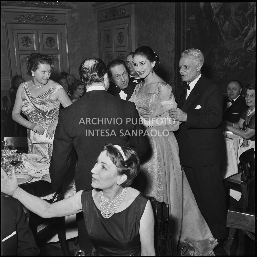 La soprano Maria Callas, Antonio Ghiringhelli ed altre persone al ristorante dopo la rappresentazione dell'opera di Giuseppe Verdi "Un ballo in maschera", diretta da Gianandrea Gavazzeni e con la regia di Margherita Wallmann con la quale è stata inaugurata la stagione lirica 1957-1958 del Teatro alla Scala