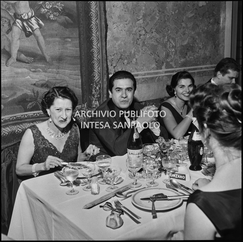 Il tenore Giuseppe DI Stefano e la moglie Maria Girolami al ristorante dopo la rappresentazione dell'opera di Giuseppe Verdi "Un ballo in maschera", diretta da Gianandrea Gavazzeni e con la regia di Margherita Wallmann con la quale è stata inaugurata la stagione lirica 1957-1958 del Teatro alla Scala