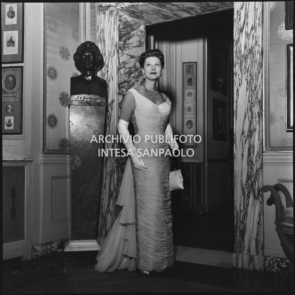 La figlia dell'ambasciatore americano James David Zellerbach nel foyer del Teatro alla Scala, in occasione della serata inaugurale della stagione lirica 1957-1958 con l'opera di Giuseppe Verdi "Un ballo in maschera", diretta da Gianandrea Gavazzeni e con la regia di Margherita Wallmann