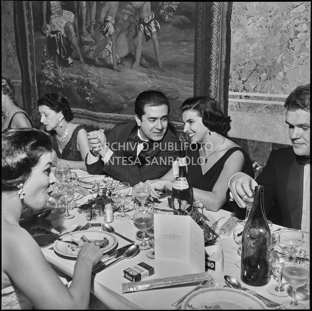 Il tenore Giuseppe Di Stefano e la moglie Maria Girolami al ristorante dopo la rappresentazione dell'opera di Giuseppe Verdi "Un ballo in maschera", diretta da Gianandrea Gavazzeni e con la regia di Margherita Wallmann con la quale è stata inaugurata la stagione lirica 1957-1958 del Teatro alla Scala