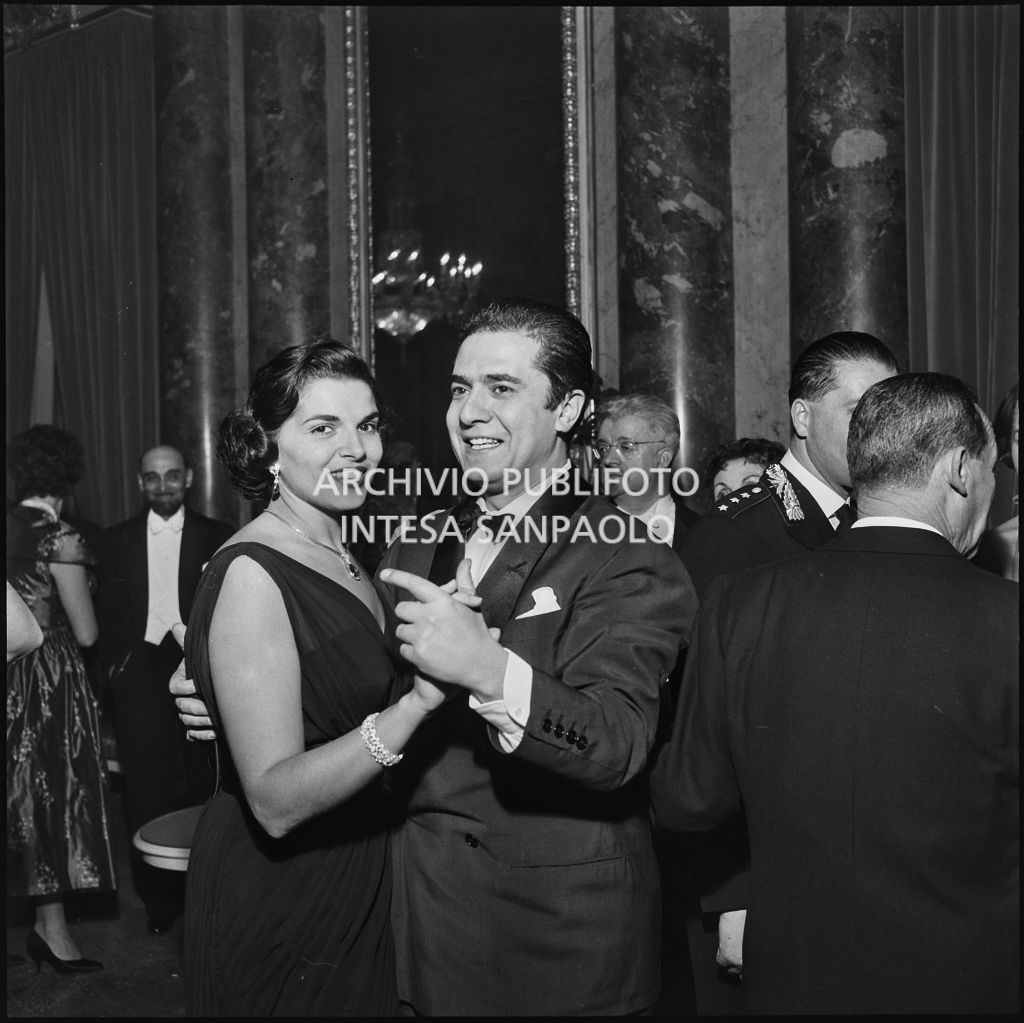 Il tenore Giuseppe Di Stefano danza con la moglie Maria Girolami dopo la rappresentazione dell'opera di Giuseppe Verdi "Un ballo in maschera", diretta da Gianandrea Gavazzeni e con la regia di Margherita Wallmann con la quale è stata inaugurata la stagione lirica 1957-1958 del Teatro alla Scala