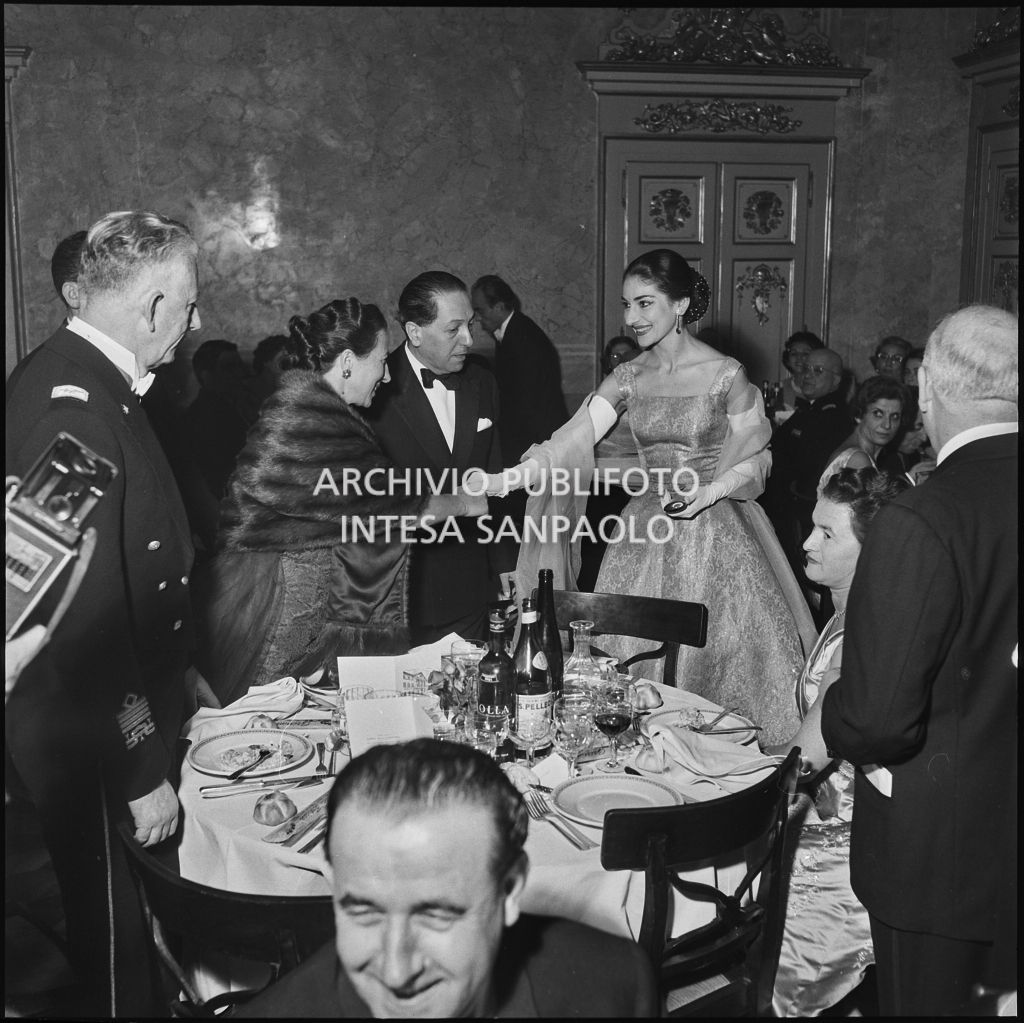 La soprano Maria Callas al ristorante dopo la rappresentazione dell'opera di Giuseppe Verdi "Un ballo in maschera", diretta da Gianandrea Gavazzeni e con la regia di Margherita Wallmann con la quale è stata inaugurata la stagione lirica 1957-1958 del Teatro alla Scala