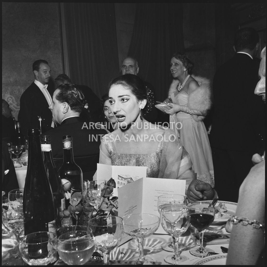 La soprano Maria Callas al ristorante dopo la rappresentazione dell'opera di Giuseppe Verdi "Un ballo in maschera", diretta da Gianandrea Gavazzeni e con la regia di Margherita Wallmann con la quale è stata inaugurata la stagione lirica 1957-1958 del Teatro alla Scala