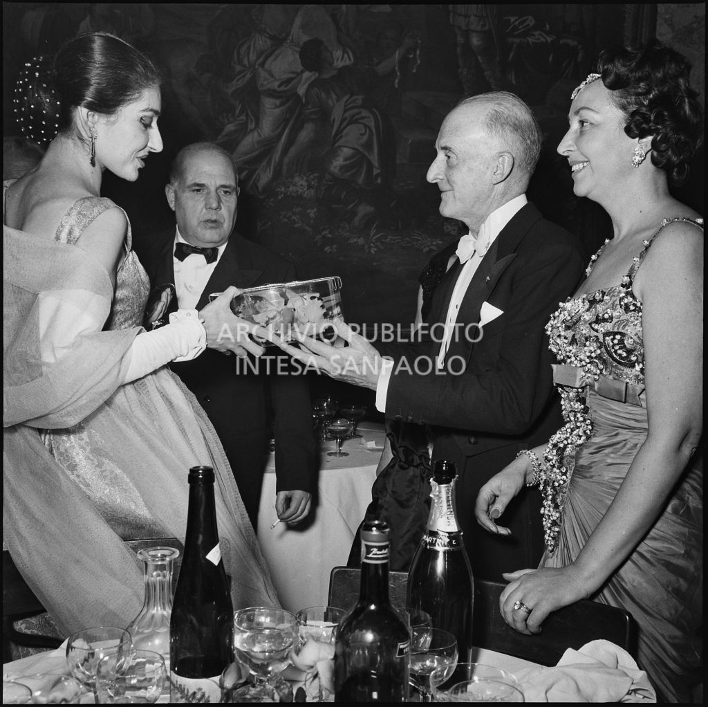 La soprano Maria Callas al ristorante dopo la rappresentazione dell'opera di Giuseppe Verdi "Un ballo in maschera", diretta da Gianandrea Gavazzeni e con la regia di Margherita Wallmann con la quale è stata inaugurata la stagione lirica 1957-1958 del Teatro alla Scala