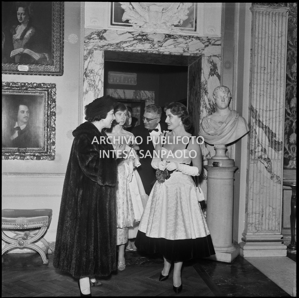 Il mezzosoprano Giulietta Simionato con altri spettatori al Teatro alla Scala in occasione della serata inaugurale della stagione lirica 1957-1958 con l'opera "Un ballo in maschera", di Giuseppe Verdi, diretta da Gianandrea Gavazzeni con la regia di Margherita Wallmann