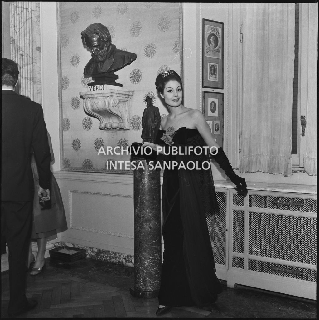 Eletta Polvani al Teatro alla Scala in occasione della serata inaugurale della stagione lirica 1957-1958 del Teatro alla Scala con l'opera "Un ballo in maschera", di Giuseppe Verdi, diretta da Gianandrea Gavazzeni con la regia di Margherita Wallmann