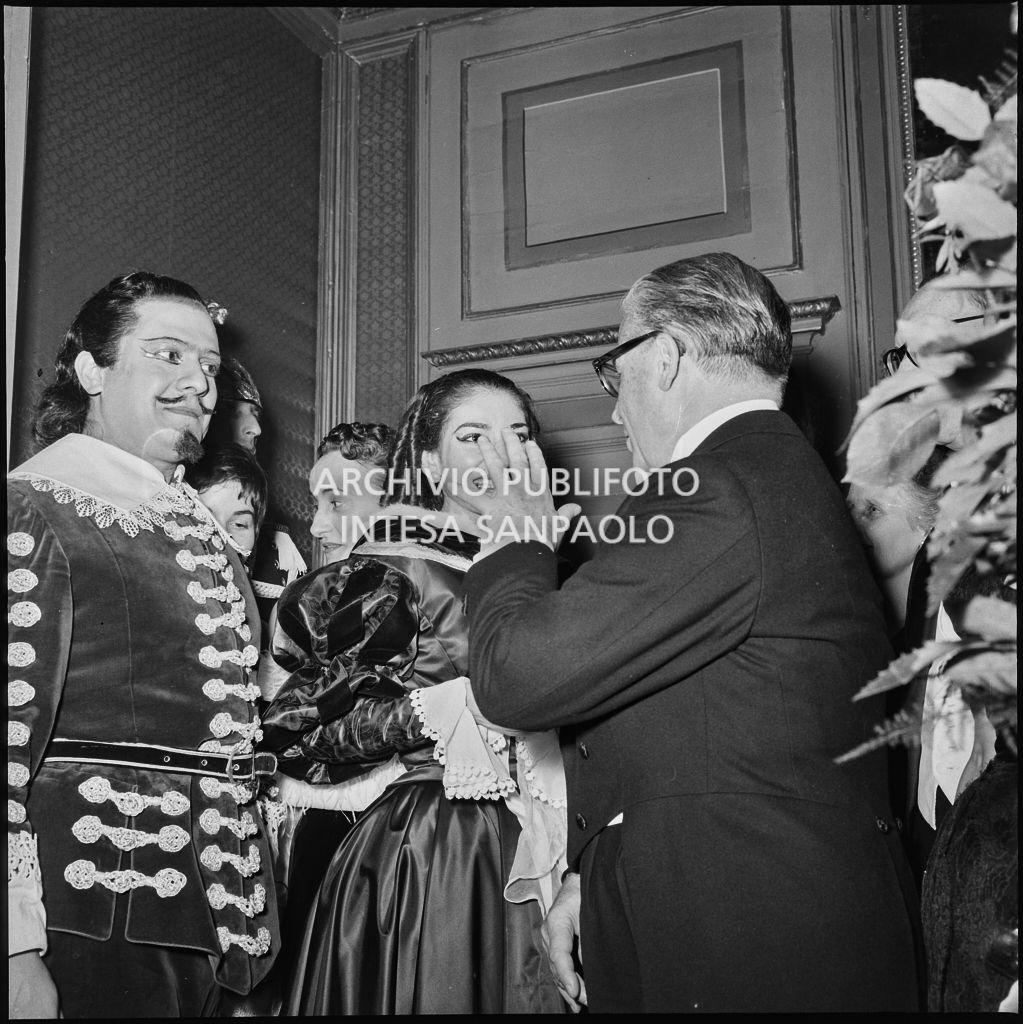 Il presidente della Repubblica Giovanni Gronchi con la soprano Maria Callas e il tenore Giuseppe Di Stefano, in costume di scena, al Teatro alla Scala al termine della rappresentazione dell'opera "Un ballo in maschera", di Giuseppe Verdi, diretta da Gianandrea Gavazzeni con la regia di Margherita Wallmann, che inaugura la stagione lirica 1957-1958