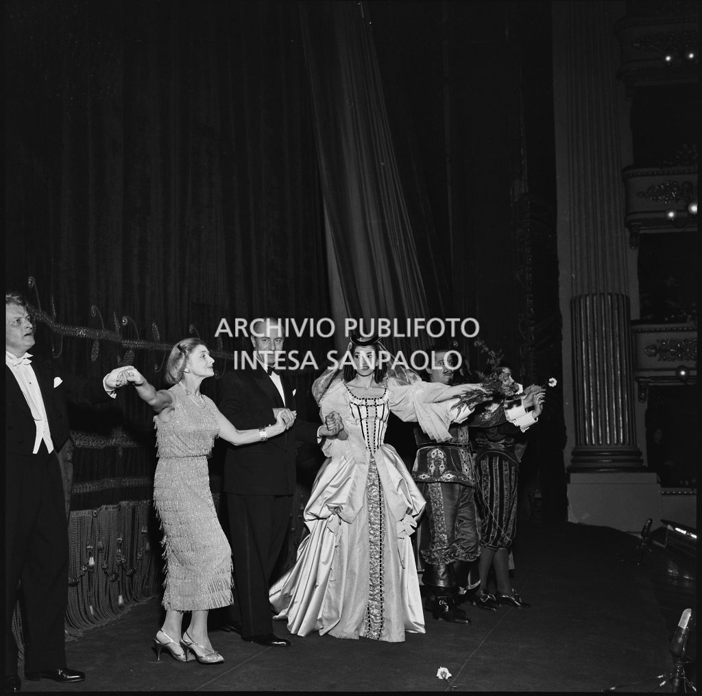 La regista Margherita Wallmann, il direttore d'orchestra Gianandrea Gavazzeni e gli artisti sul palcoscenico del Teatro alla Scala al termine dell'opera "Un ballo in maschera", di Giuseppe Verdi, con la quale si inaugura la stagione lirica 1957-1958