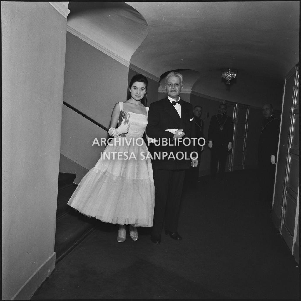 Antonia magri e Antonio Ghiringhelli al Teatro alla Scala in occasione della serata inaugurale della stagione lirica 1957-1958 con l'opera "Un ballo in maschera", di Giuseppe Verdi, diretta da Gianandrea Gavazzeni con la regia di Margherita Wallmann