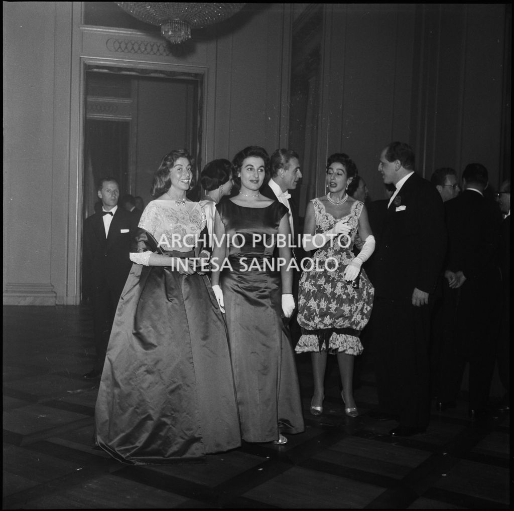 Eliana De Sabata con altri spettatori nel foyer del Teatro alla Scala in occasione della serata inugurale della stagione lirica 1957-195 con l'opera "Un ballo in maschera", di Giuseppe Verdi, diretta da Gianandrea Gavazzeni con la regia di Margherita Wallmann