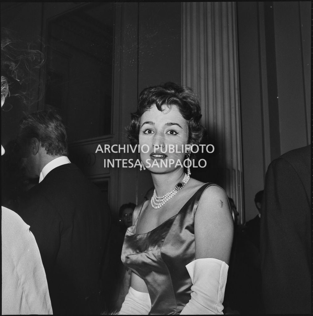 Giovanna Lomazzi nel foyer del Teatro alla Scala in occasione della serata inaugurale della stagione lirica 1957-1958 con l'opera "Un ballo in maschera", di Giuseppe Verdi, diretta da Gianandrea Gavazzeni con la regia di Margherita Wallmann