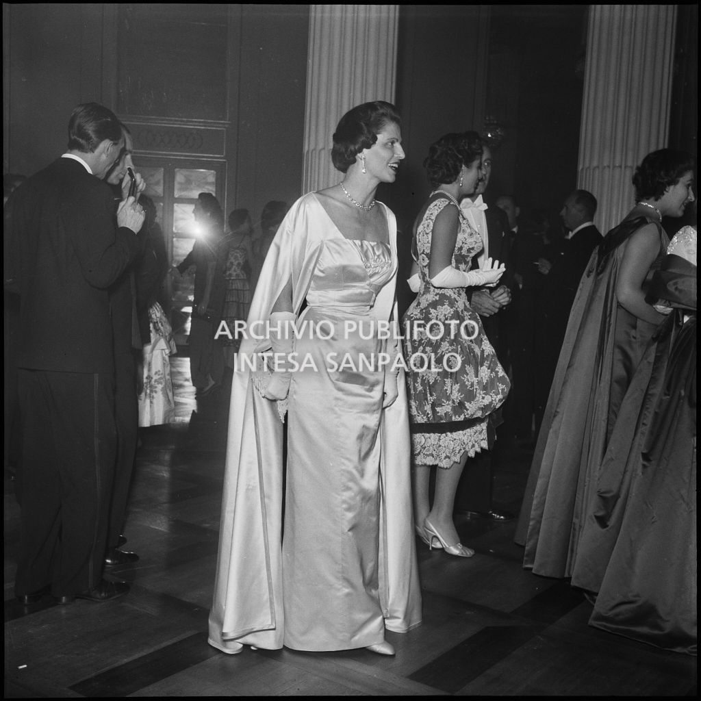 Spettatori nel foyer del Teatro alla Scala in occasione della serata inaugurale della stagione lirica 1957-1958 con l'opera "Un ballo in maschera", di Giuseppe Verdi, diretta da Gianandrea Gavazzeni con la regia di Margherita Wallmann
