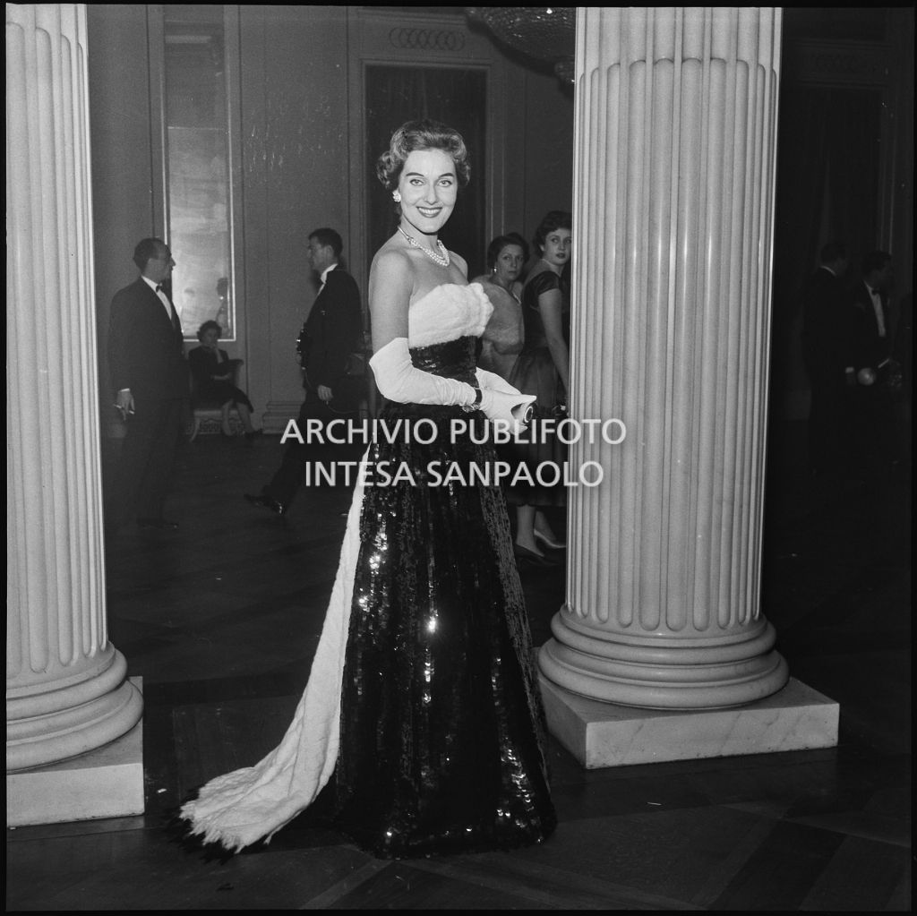 Marika Carniti nel foyer del Teatro alla Scala in occasione della serata inaugurale della stagione lirica 1957-1958 con l'opera "Un ballo in maschera", di Giuseppe Verdi, diretta da Gianandrea Gavazzeni con la regia di Margherita Wallmann