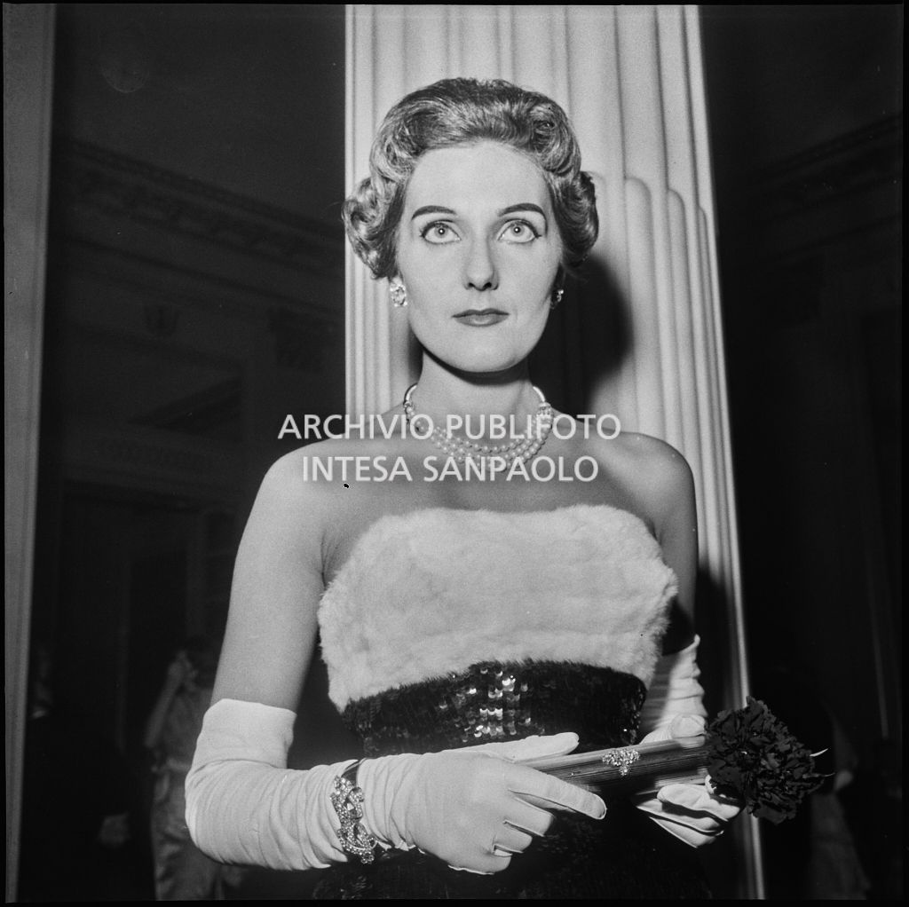 Marika Carniti nel foyer del Teatro alla Scala in occasione della serata inaugurale della stagione lirica 1957-1958 con l'opera "Un ballo in maschera", di Giuseppe Verdi, diretta da Gianandrea Gavazzeni con la regia di Margherita Wallmann