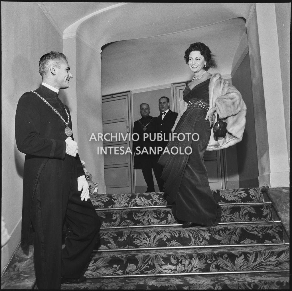 La baronessa Bianca Maria Hubner al Teatro alla Scala in occasione della serata inaugurale della stagione lirica 1957-1958 con l'opera "Un ballo in maschera", di Giuseppe Verdi, diretta da Gianandrea Gavazzeni con la regia di Margherita Wallmann