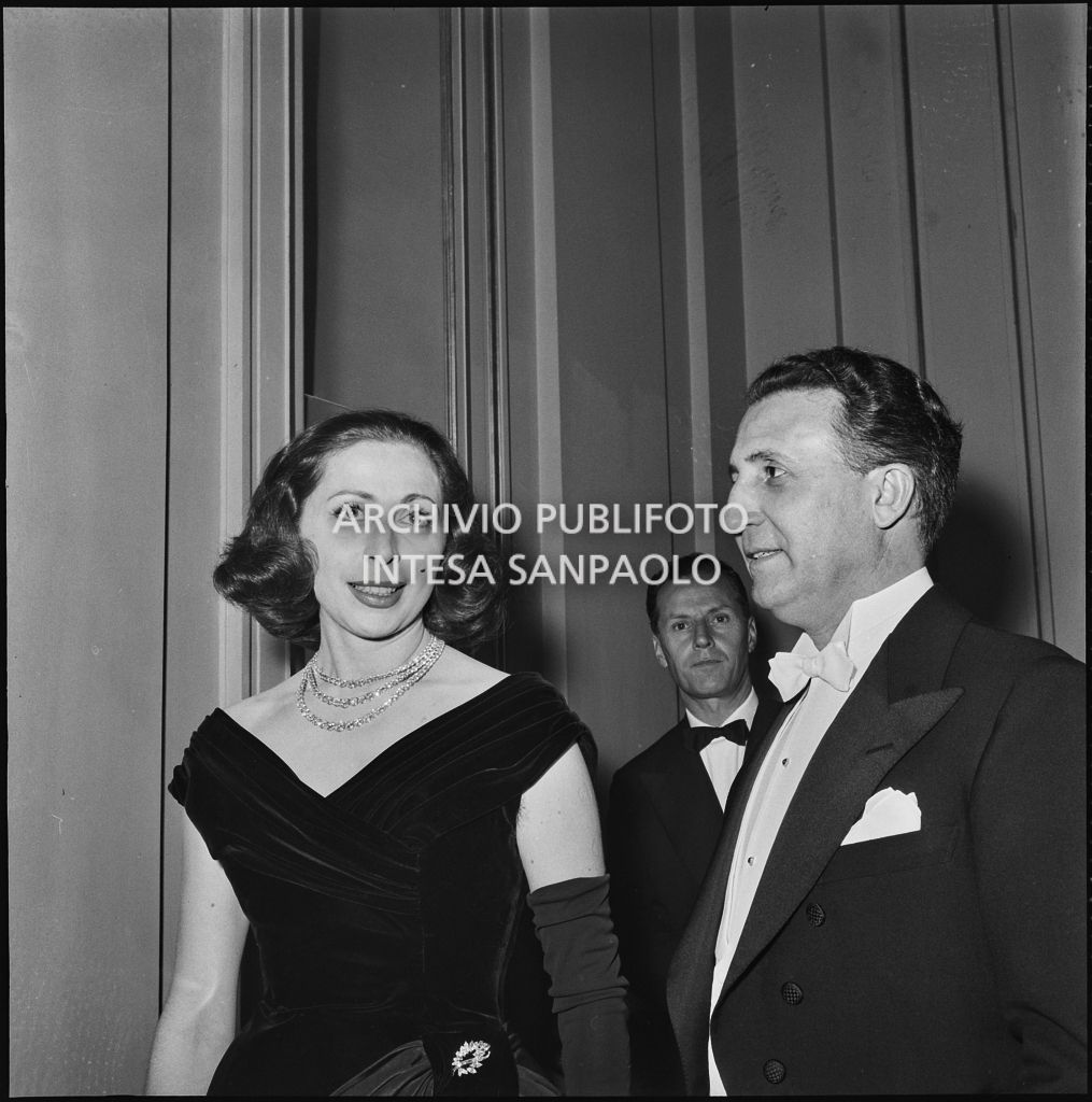 Il conte Franco Cella di Rivara e la moglie alla serata inaugurale della stagione lirica 1957-1958 del Teatro alla Scala con l'opera "Un ballo in maschera", di Giuseppe Verdi, diretta da Gianandrea Gavazzeni con la regia di Margherita Wallmann
