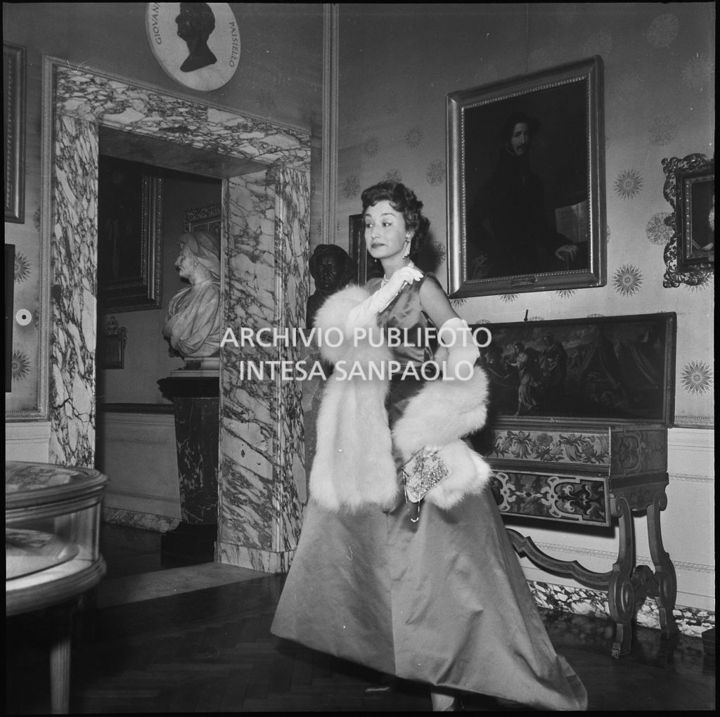 Giovanna Lomazzi nel museo del Teatro alla scala in occasione della serata inaugurale della stagione lirica 1957-1958 con l'opera "Un ballo in maschera", di Giuseppe Verdi, diretta da Gianandrea Gavazzeni con la regia di Margherita Wallmann