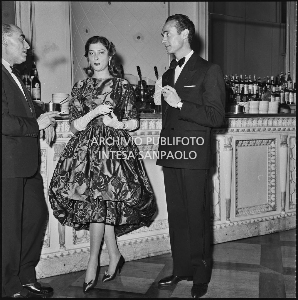 Rosanna Sepe ritratta tra Luis Hidalgo e un altro spettatore, al Teatro alla Scala, in occasione della serata inaugurale della stagione lirica 1957-1958 con l'opera di Giuseppe Verdi "Un ballo in maschera", diretta da Gianandrea Gavazzeni e con la regia di Margherita Wallmann