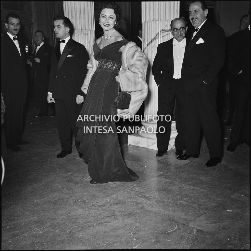 La baronessa Bianca Maria Hubner nel foyer del Teatro alla Scala in occasione della serata inaugurale della stagione lirica 1957-1958 con l'opera "Un ballo in maschera", di Giuseppe Verdi, diretta da Gianandrea Gavazzeni con la regia di Margherita Wallmann