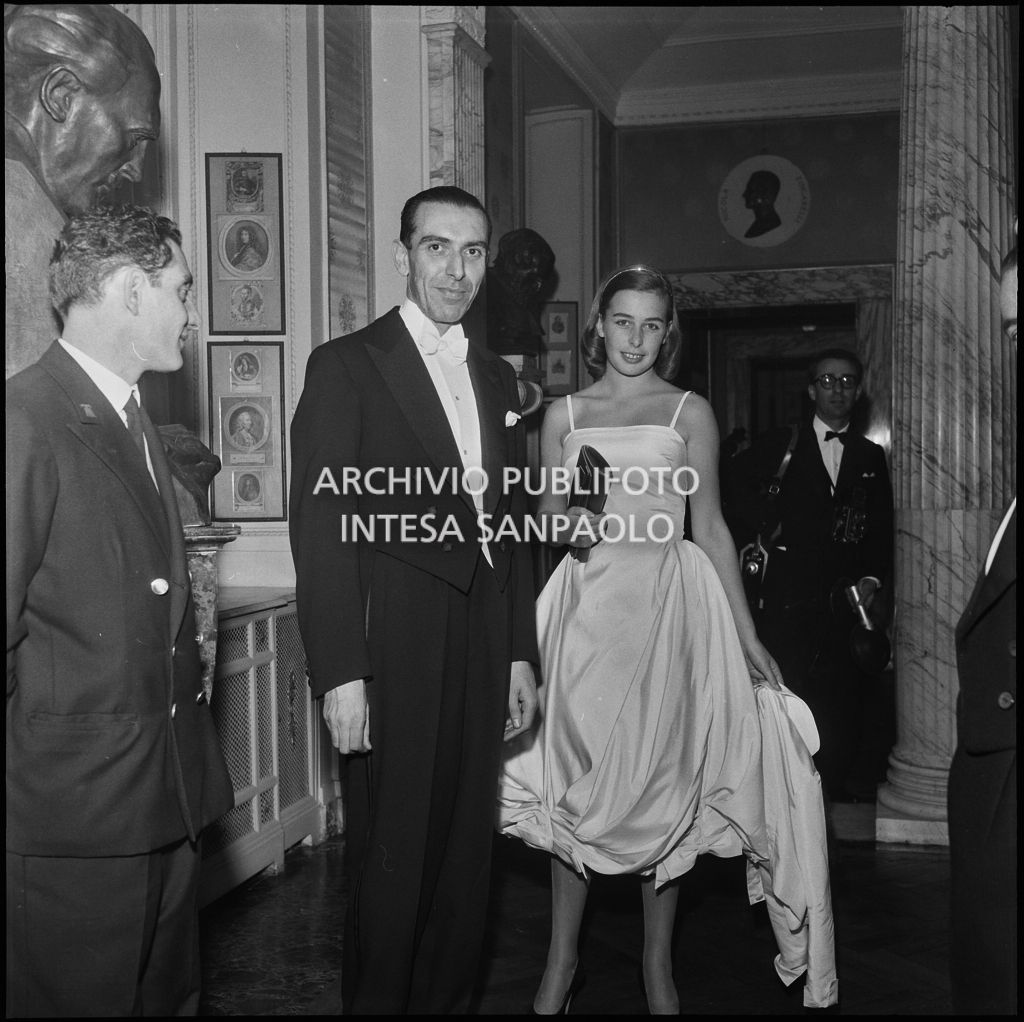 Il ministro per i Rapporti con il Parlamento Dino Del Bo con la figlia Mariolina all'inaugurazione della stagione lirica 1957-1958 del Teatro alla Scala con l'opera "Un ballo in maschera", di Giuseppe Verdi, diretta da Gianandrea Gavazzeni con la regia di Margherita Wallmann