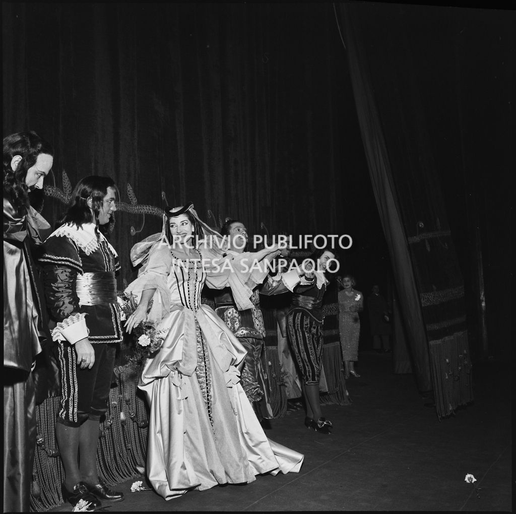 Gli artisti sul palcoscenico del Teatro alla Scala al termine dell'opera "Un ballo in maschera", di Giuseppe Verdi, diretta da Gianandrea Gavazzeni con la regia di Margherita Wallmann, che inaugura la stagione lirica 1957-1958