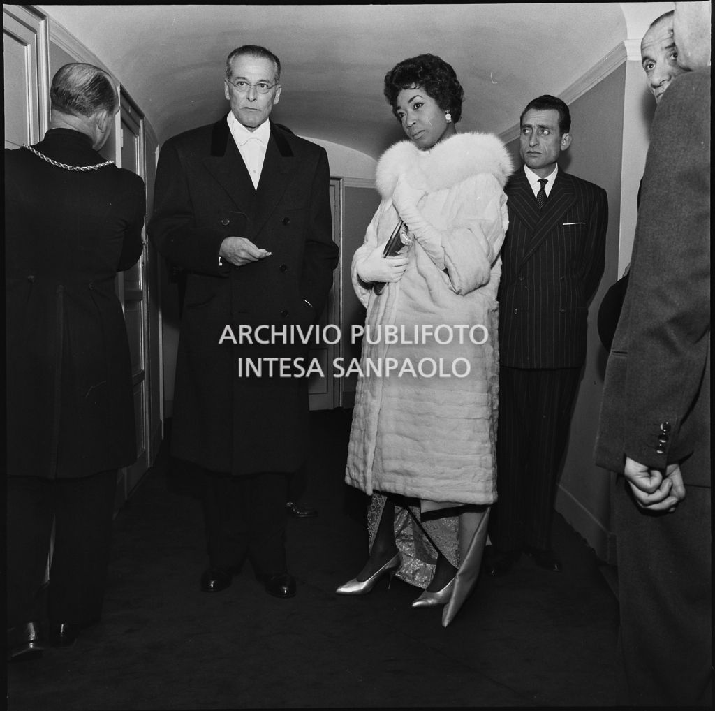 Il soprano Gloria Davy all'inaugurazione della stagione lirica 1957-1958 del Teatro alla Scala con l'opera "Un ballo in maschera", di Giuseppe Verdi, diretta da Gianandrea Gavazzeni con la regia di Margherita Wallmann
