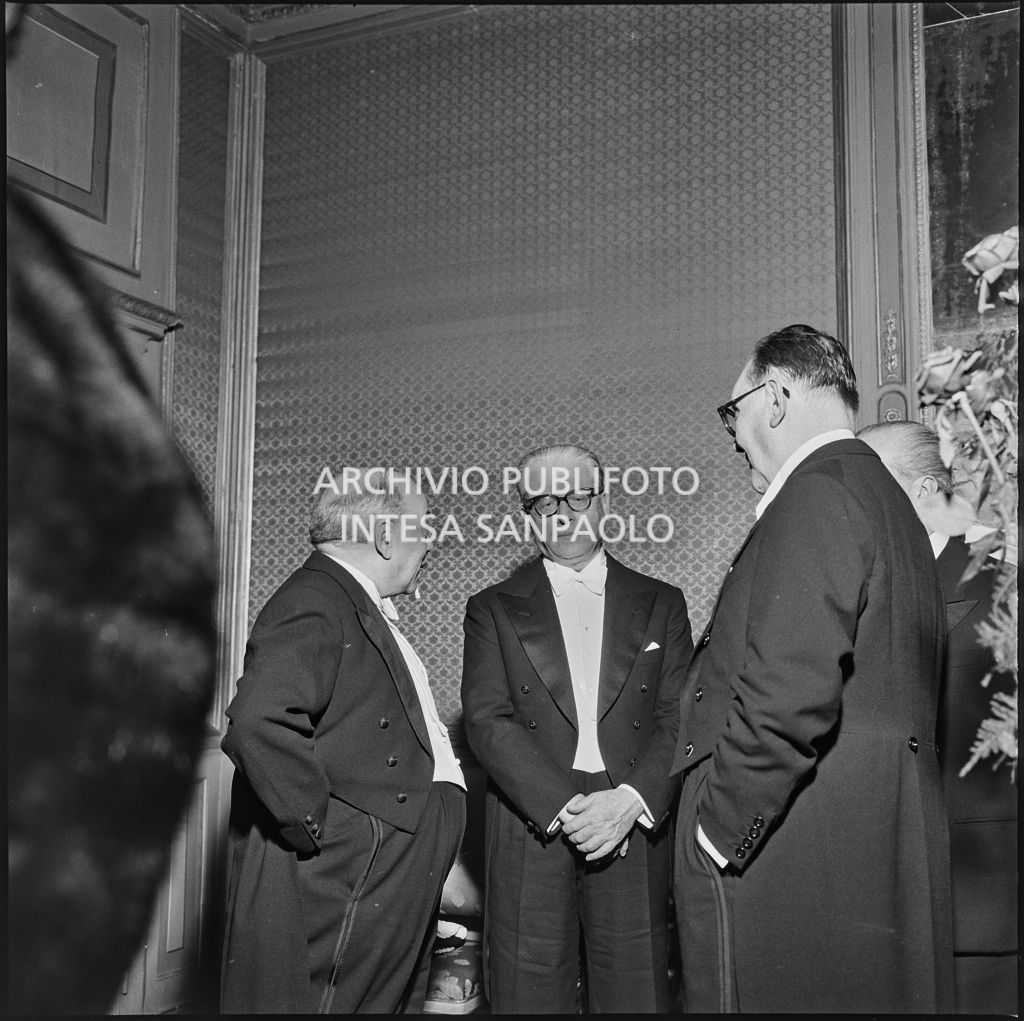 Il presidente della Repubblica Giovanni Gronchi ed altri spettatori al Teatro alla Scala in occasione della serata inaugurale della stagione lirica 1957-1958 con l'opera "Un ballo in maschera", di Giuseppe Verdi, diretta da Gianandrea Gavazzeni con la regia di Margherita Wallmann