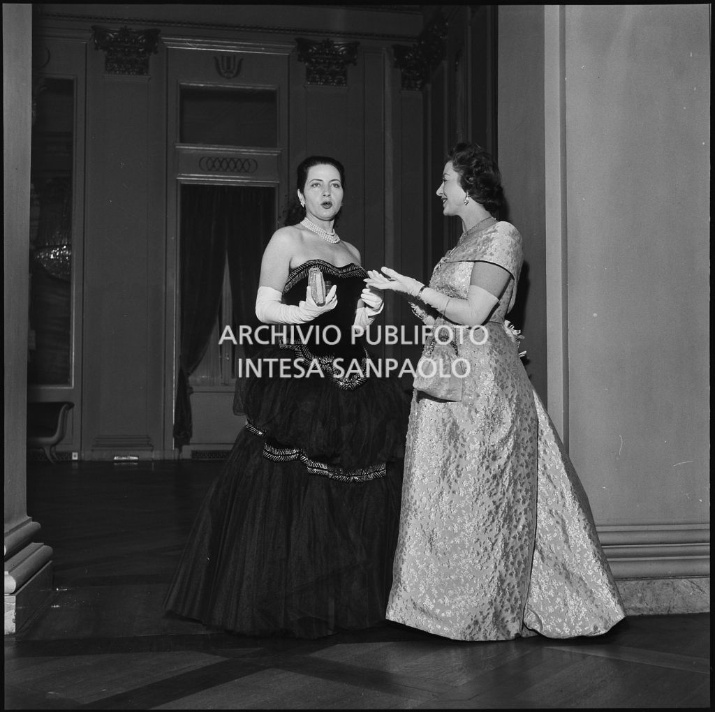Il soprano Clara Petrella e Angela Scaltritti al Teatro alla Scala in occasione della serata inaugurale della stagione lirica 1957-1958 con l'opera "Un ballo in maschera", di Giuseppe Verdi, diretta da Gianandrea Gavazzeni con la regia di Margherita Wallmann