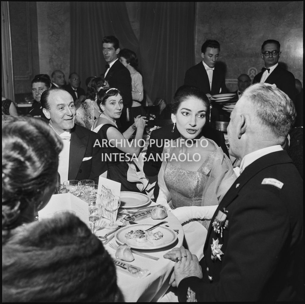 La soprano Maria Callas al ristorante dopo la rappresentazione dell'opera di Giuseppe Verdi "Un ballo in maschera", diretta da Gianandrea Gavazzeni e con la regia di Margherita Wallmann con la quale è stata inaugurata la stagione lirica 1957-1958 del Teatro alla Scala